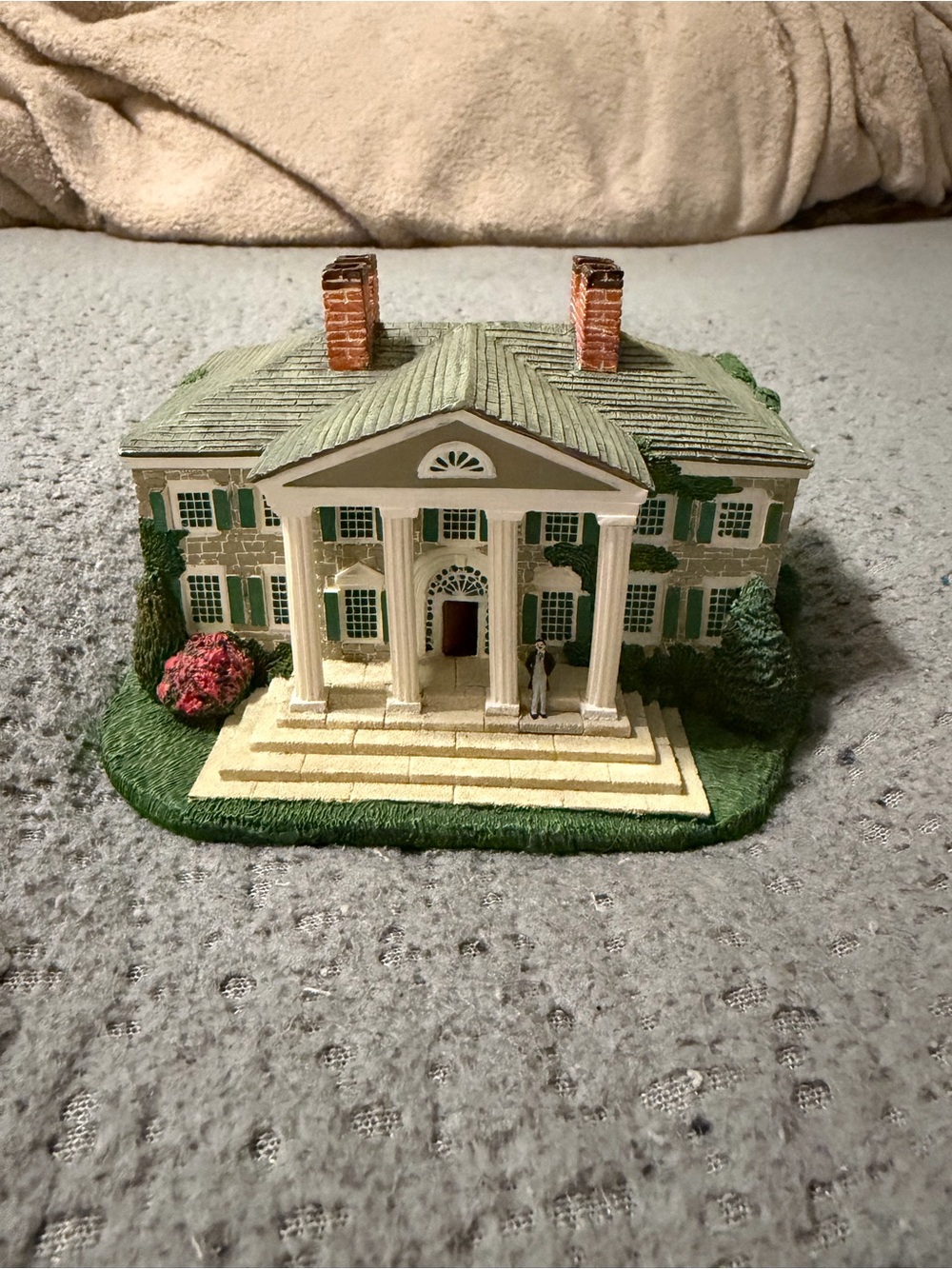 Twelve Oaks 'The Romance Begins' Decorative Figurine Base - Green & Cream